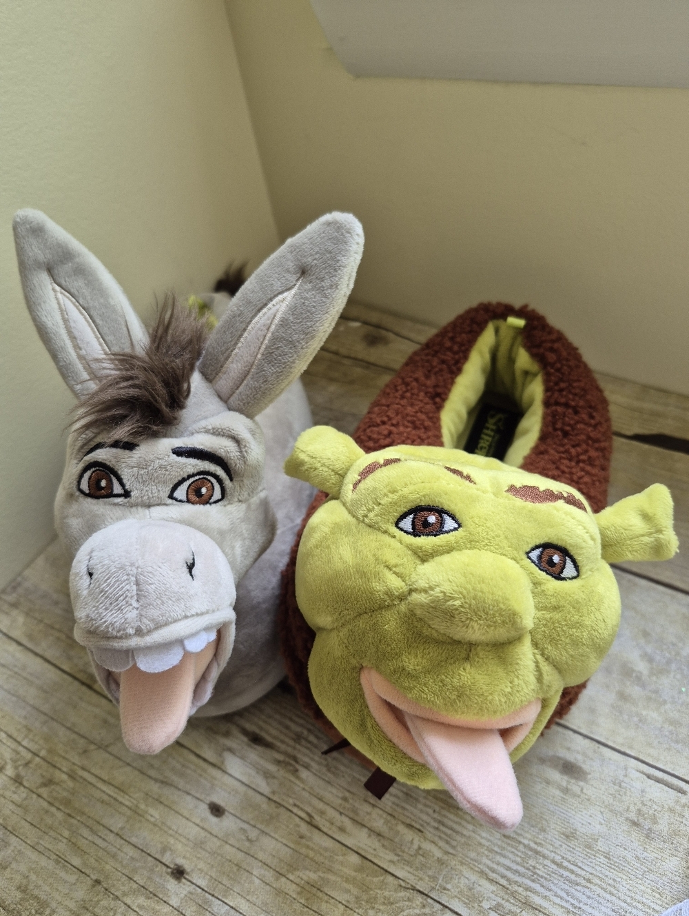 Shrek & Donkey Plush Slipper Pair - Green and Gray, Unisex - Picture 8 of 12
